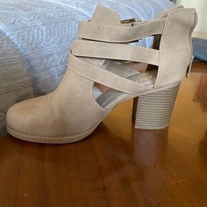 Women’s ankle bootie